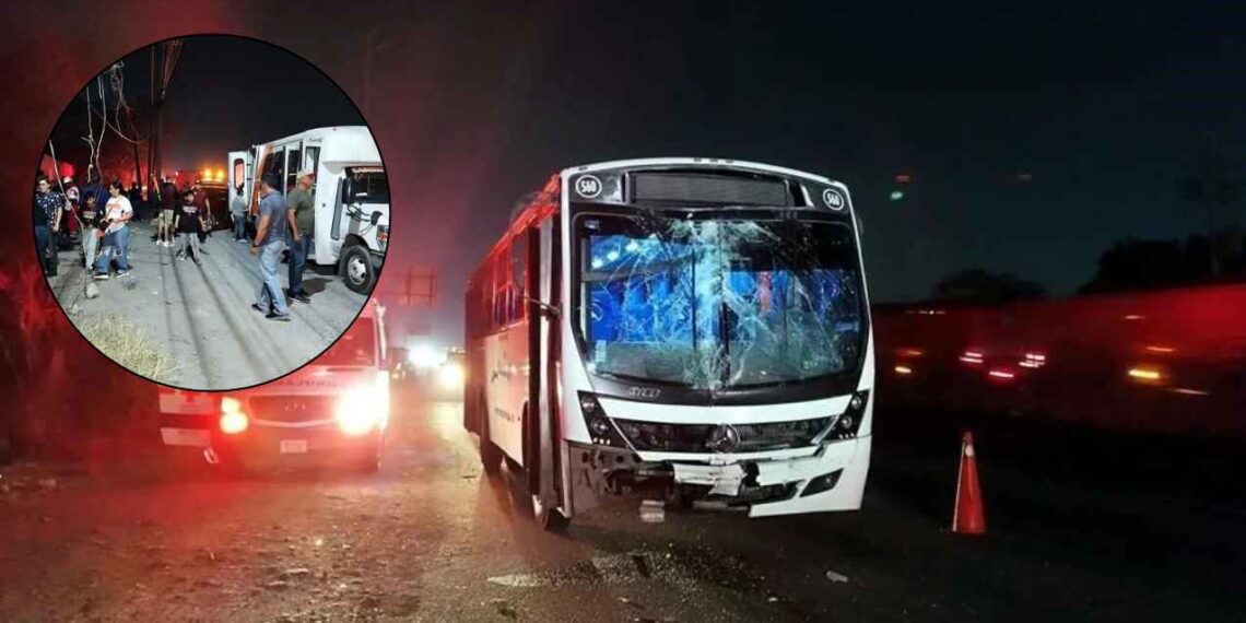 Camión de estudiantes y de personal chocan en Escobedo; hay 27 lesionados