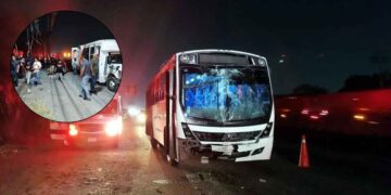 Camión de estudiantes y de personal chocan en Escobedo; hay 27 lesionados