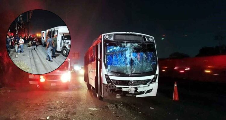 Camión de estudiantes y de personal chocan en Escobedo; hay 27 lesionados