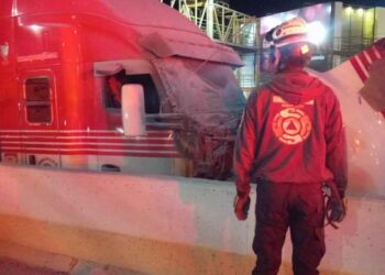 Camión se incendia en Monterrey