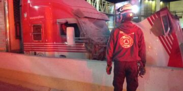 Camión se incendia en Monterrey