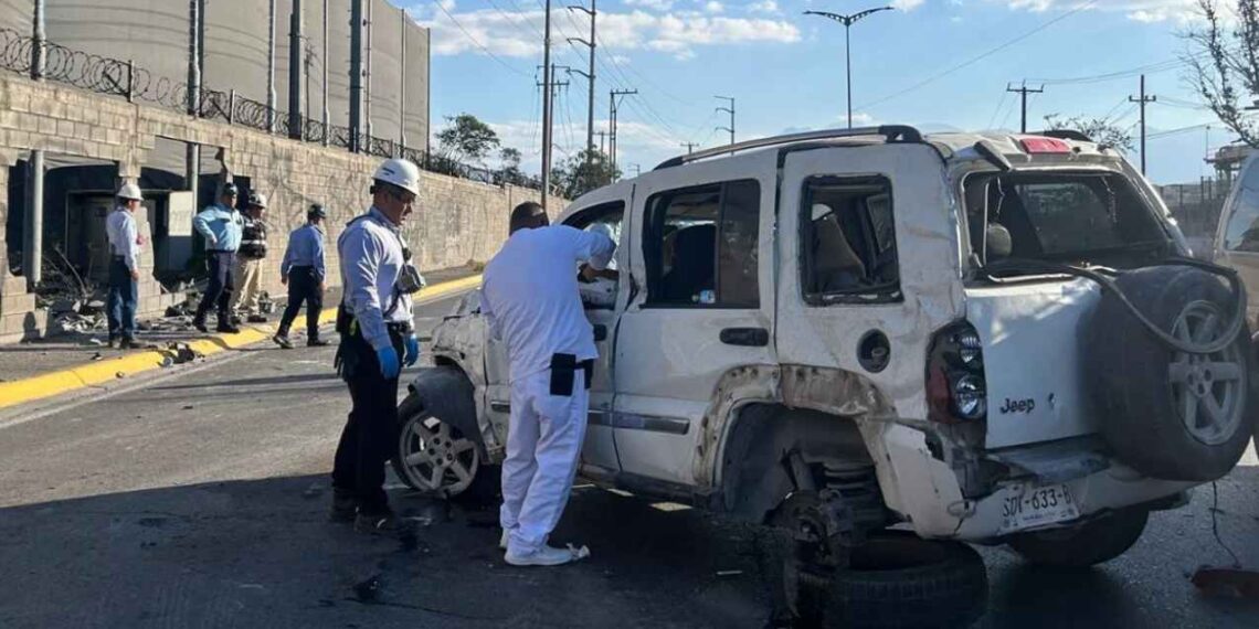 Camioneta choca en San Nicolás