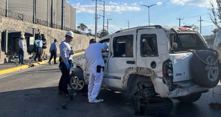 Camioneta choca en San Nicolás