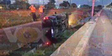 Camioneta derrapa en encharcamiento y termina volcada en un canal de Tampico, Tamaulipas