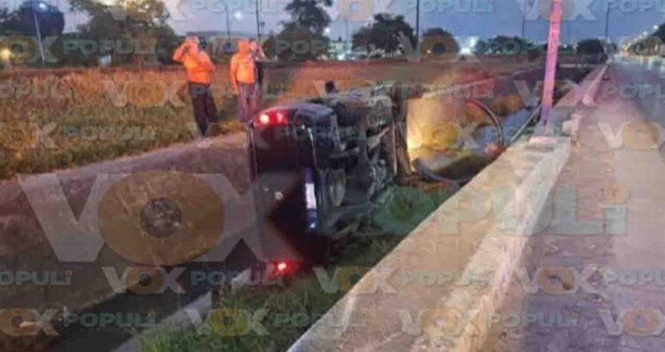 Camioneta derrapa en encharcamiento y termina volcada en un canal de Tampico, Tamaulipas