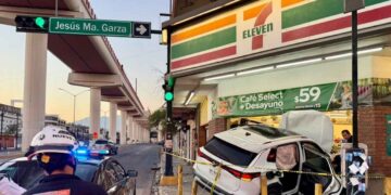 abandonada camioneta tienda Monterrey