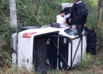 Camioneta se vuelca en la Carretera Nacional