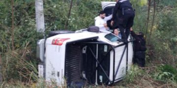 Camioneta se vuelca en la Carretera Nacional