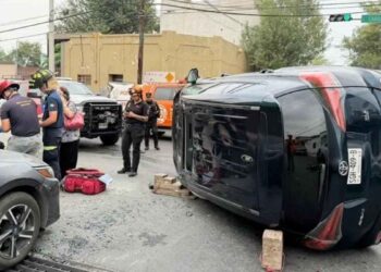 Camioneta termina volcada tras choque en colonia Independencia de Monterrey, NL