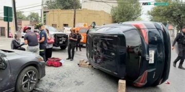 Camioneta termina volcada tras choque en colonia Independencia de Monterrey, NL