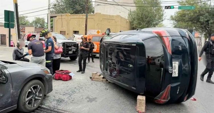 Camioneta termina volcada tras choque en colonia Independencia de Monterrey, NL