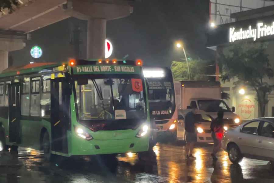 Choque entre camiones urbanos deja a una mujer lesionada en San Nicolás, NL