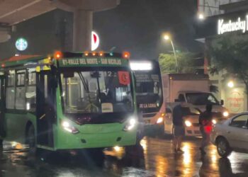 Choque entre camiones urbanos deja a una mujer lesionada en San Nicolás, NL