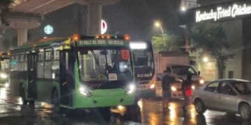 Choque entre camiones urbanos deja a una mujer lesionada en San Nicolás, NL
