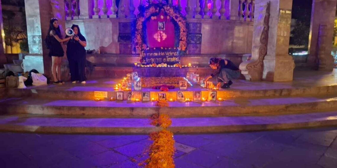 Colectivos en Tampico, Tamaulipas montan altar y denuncian impunidad en feminicidios