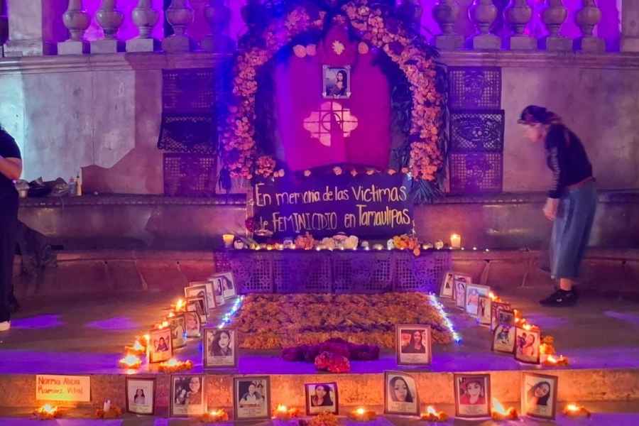 Colectivos en Tampico, Tamaulipas montan altar y denuncian impunidad en feminicidios