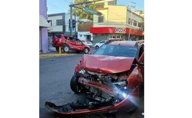 Colisión entre camionetas deja dos personas lesionadas en pleno Centro de Monterrey, NL