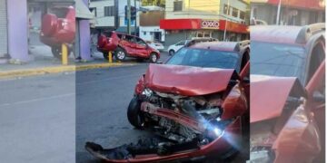 Colisión entre camionetas deja dos personas lesionadas en pleno Centro de Monterrey, NL