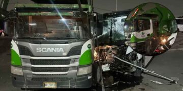 Colisión entre tres camiones deja al menos 15 trabajadores heridos en la Carretera Apodaca-Juárez