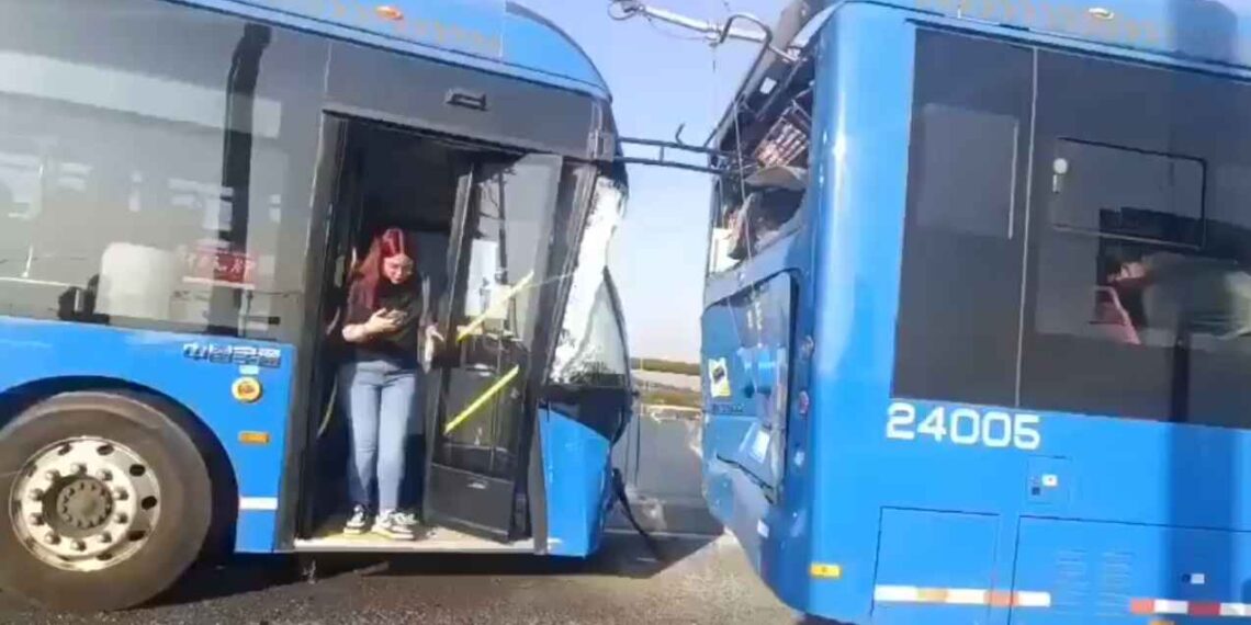 Colisionan dos Trolebús elevados en la alcaldía Iztapalapa, CDMX; hay al menos 26 lesionados