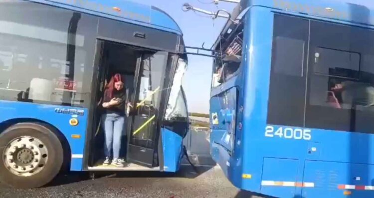 Colisionan dos Trolebús elevados en la alcaldía Iztapalapa, CDMX; hay al menos 26 lesionados