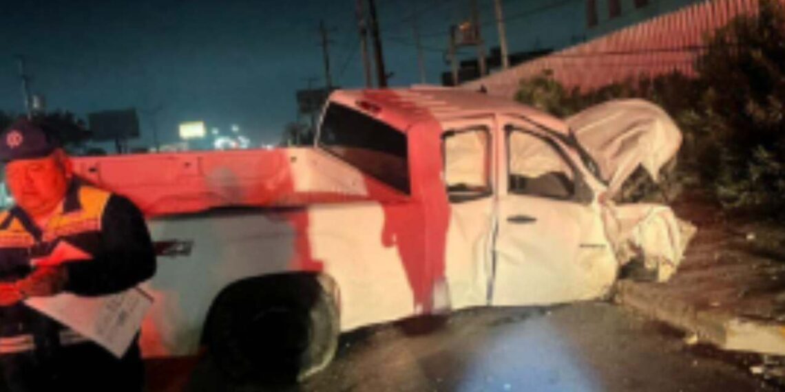 Conductor choca contra poste de CFE en Reynosa, Tamaulipas