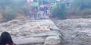 Conductor logra ponerse a salvo tras ser arrastrado por la corriente en vado de Pesquería, Nuevo León