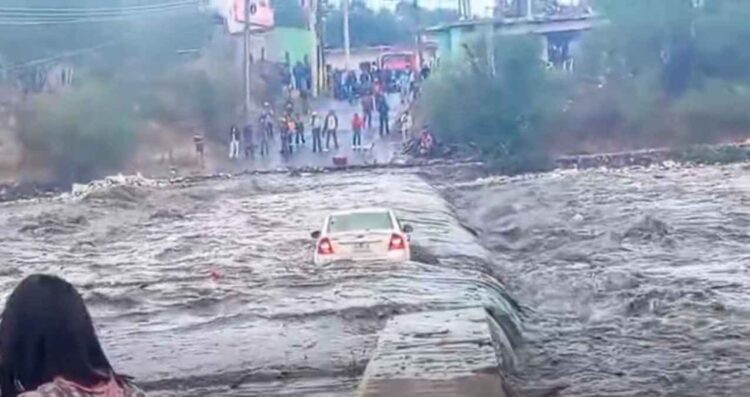 Conductor logra ponerse a salvo tras ser arrastrado por la corriente en vado de Pesquería, Nuevo León
