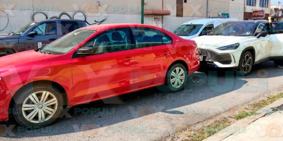 Conductor protagoniza choque en Victoria