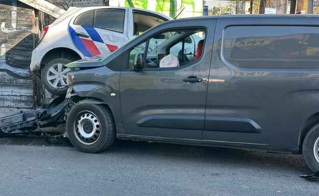 Conductor queda atrapado tras fuerte choque en el Centro de Monterrey, NL