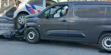 Conductor queda atrapado tras fuerte choque en el Centro de Monterrey, NL