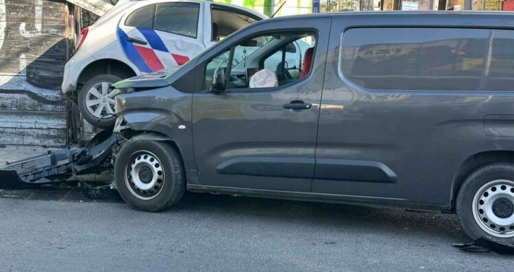 Conductor queda atrapado tras fuerte choque en el Centro de Monterrey, NL