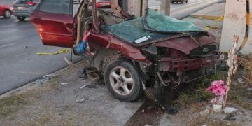 Conductor queda prensado tras chocar contra poste en Reynosa, Tamaulipas