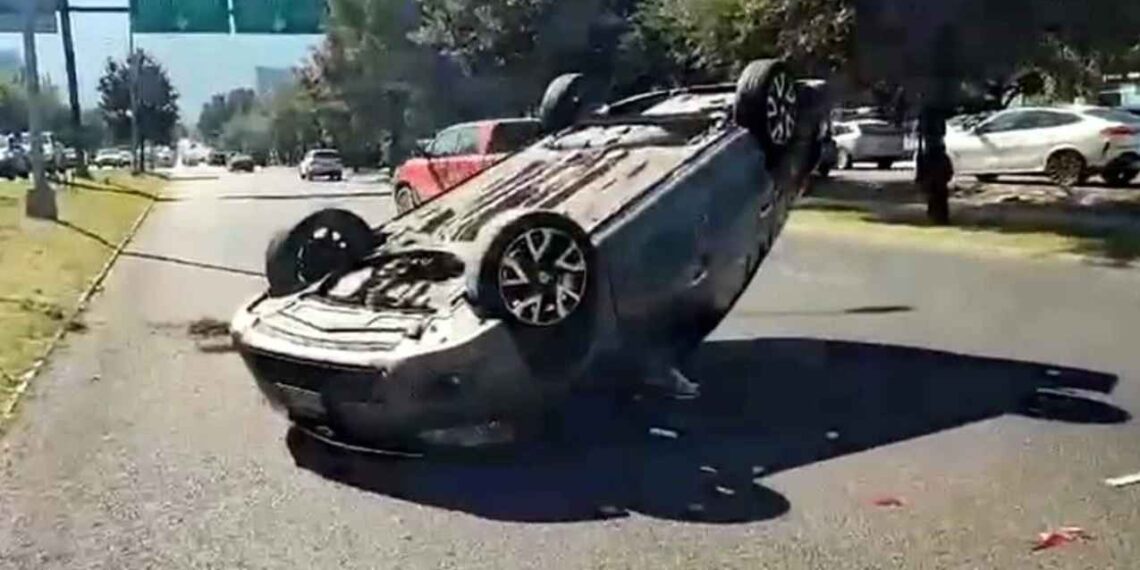 Conductor resulta herido tras volcar sobre la Avenida Gómez Morín en San Pedro, NL