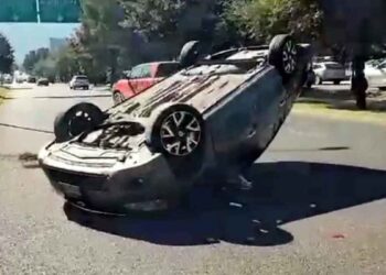 Conductor resulta herido tras volcar sobre la Avenida Gómez Morín en San Pedro, NL