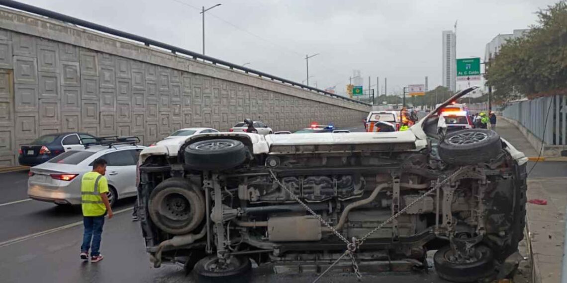 Conductor vuelca su vehículo en Monterrey