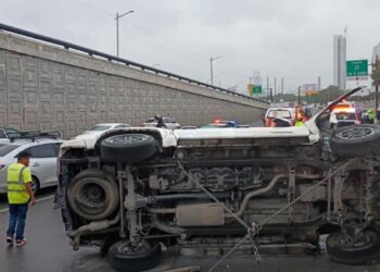 Conductor vuelca su vehículo en Monterrey