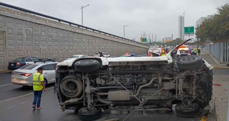 Conductor vuelca su vehículo en Monterrey