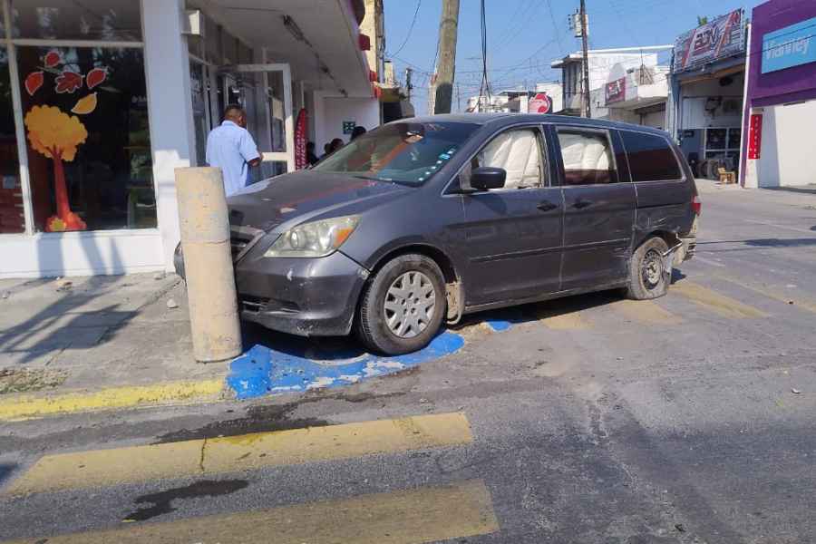 Conductora ocasiona choque en Victoria (2)