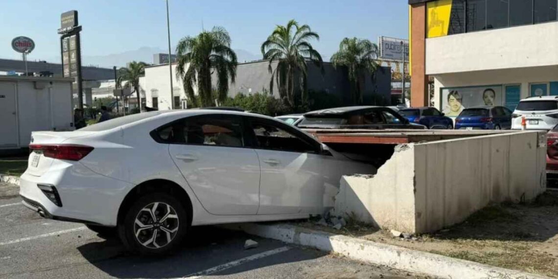 Conductora se impacta contra muro y daña tubería en plaza comercial de Monterrey