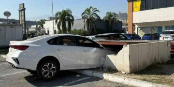 Conductora se impacta contra muro y daña tubería en plaza comercial de Monterrey