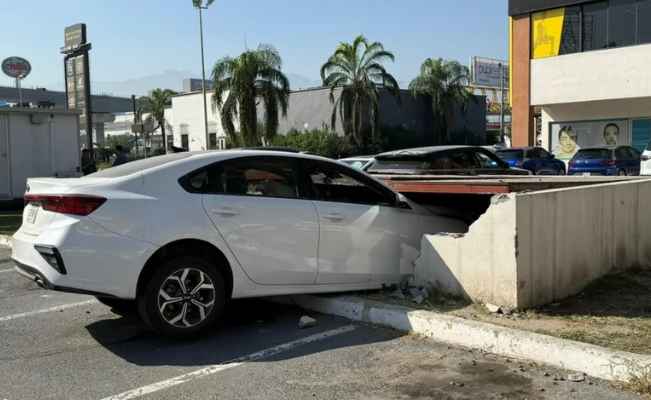 Conductora se impacta contra muro y daña tubería en plaza comercial de Monterrey