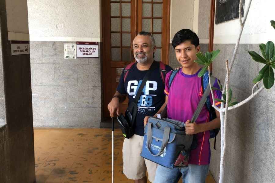 Conoce la historia inspiradora de Ángelo Bravo, un vendedor de galletas lleno de determinación en Tampico, Tamaulipas