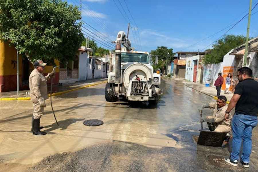 Cuadrillas de COMAPA realizan mantenimiento pluvial y reparan fugas en Ciudad Victoria, Tamaulipas