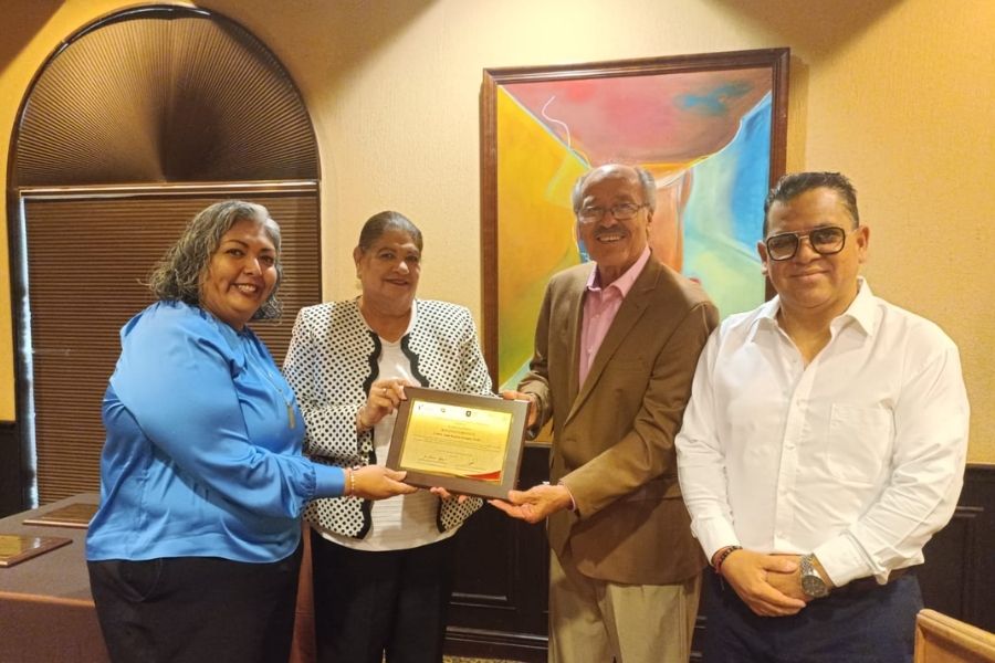 Docentes de la Zona Escolar 3 en Matamoros, Tamaulipas, reciben homenaje por su trayectoria