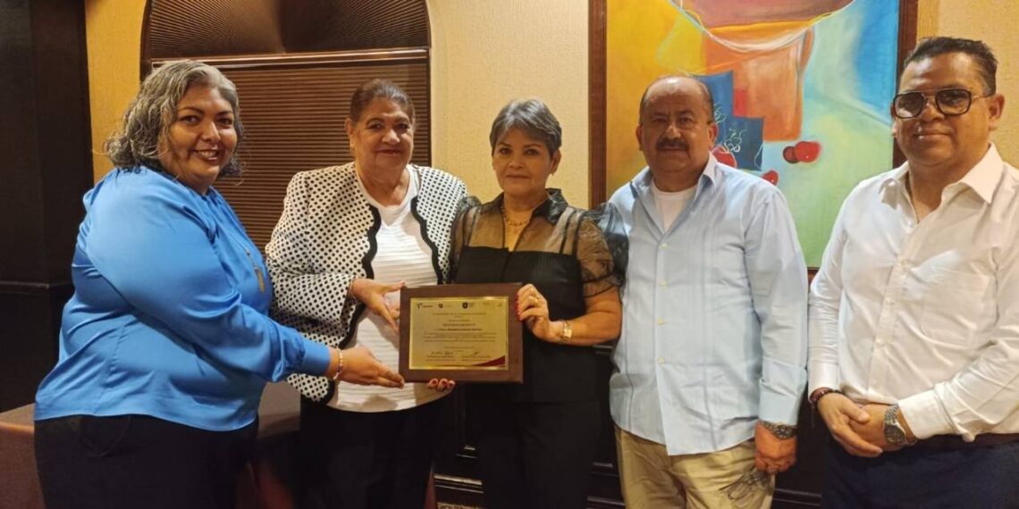 Docentes de la Zona Escolar 3 en Matamoros, Tamaulipas, reciben homenaje por su trayectoria