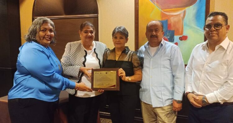 Docentes de la Zona Escolar 3 en Matamoros, Tamaulipas, reciben homenaje por su trayectoria