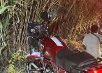 Dos motociclistas derrapan en curva en El Mante, Tamaulipas