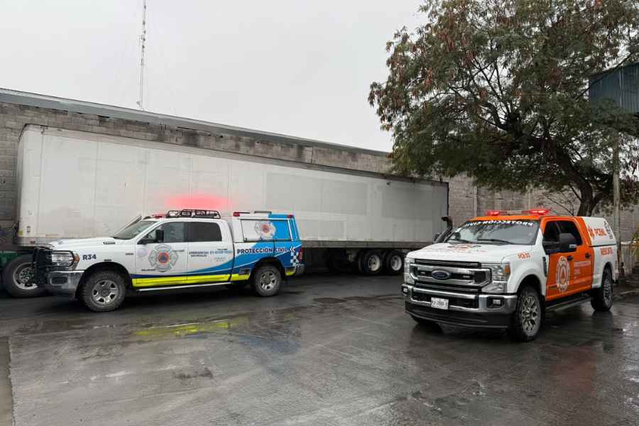 Empleado queda prensado entre rampa de descarga y caja de tráiler en San Nicolás, NL
