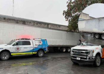 Empleado queda prensado entre rampa de descarga y caja de tráiler en San Nicolás, NL